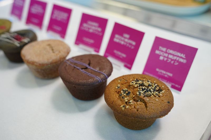 Eine Auswahl verschiedener Mochi-Muffins wird in der Third Culture Bakery in Berkeley, Kalifornien, fotografiert. Diese Süßigkeiten sind ein köstliches Vehikel für junge und unerschrockene asiatische Amerikaner, um ihre doppelte Identität zu feiern.
