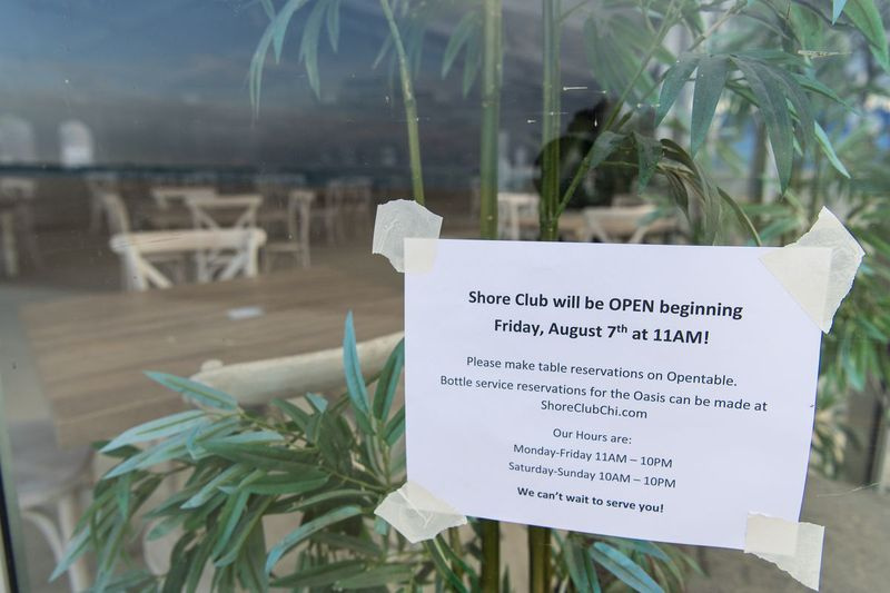 Upozornenie na okne klubu The Shore Club informuje zákazníkov, že bude znovu otvorený v piatok o 11:00, v stredu 5. augusta 2020.