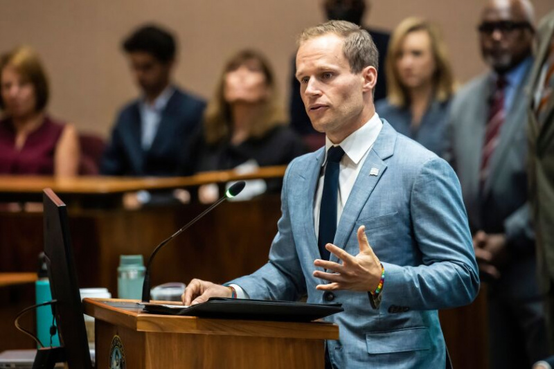   Timmy Knudsen se dirige a seus colegas da Câmara Municipal de Chicago depois de tomar posse na quarta-feira, 21 de setembro de 2022.