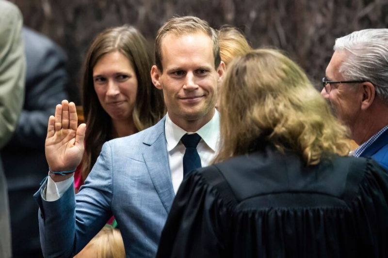   O advogado Timmy Knudsen é empossado como representante do 43º distrito no Conselho da Cidade de Chicago na reunião do conselho em 21 de setembro de 2022.
