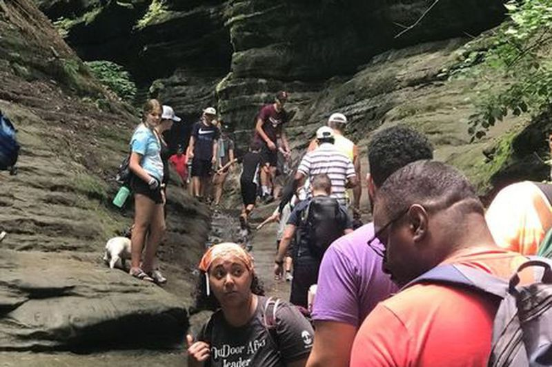 Un gruppo di una decina di escursionisti si arrampica in un canyon