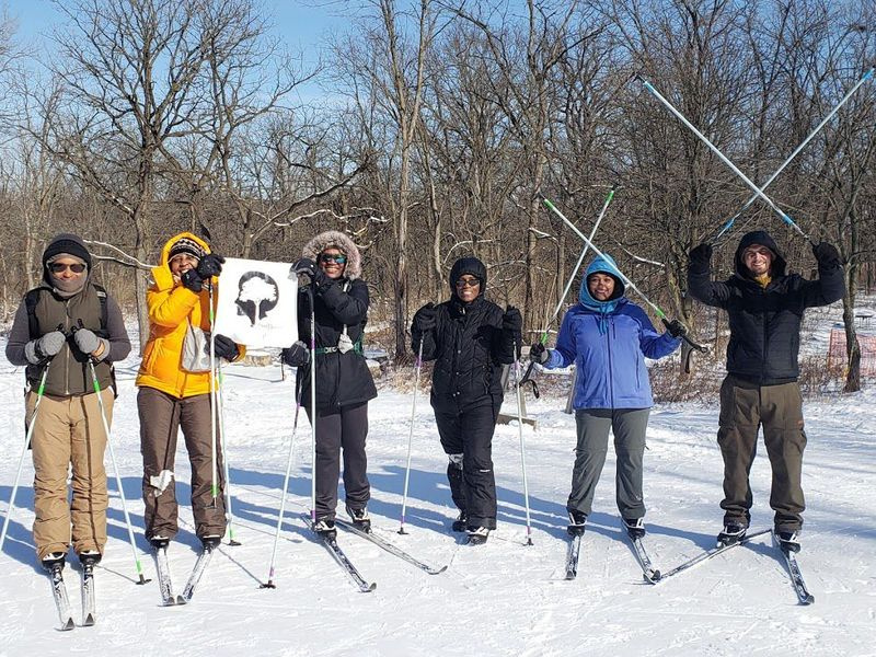 Christine Meissner (in cappotto viola) e il suo gruppo Outdoor Afro prendono lezioni di sci di fondo al Camp Sagawau di Cook County Forest Preserves nel gennaio 2019.