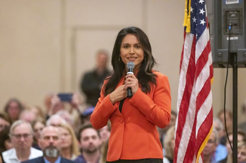   Bývalá havajská reprezentantka USA Tulsi Gabbardová promluvila během pondělního večerního shromáždění Darrena Baileyho pro guvernéra v Glen Ellyn.