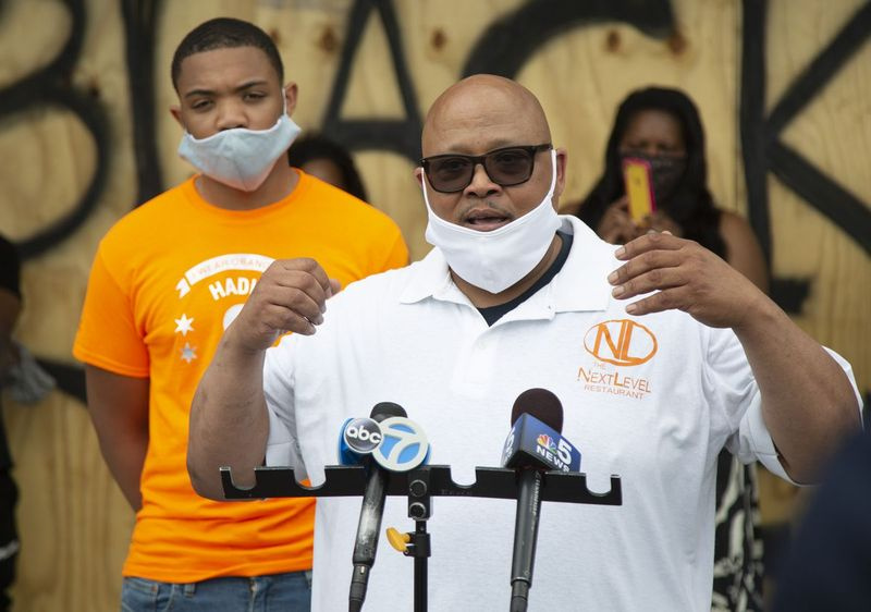 Nathaniel Pendleton berkongsi kisahnya tentang kerosakan yang dialami oleh perniagaannya dan perkara yang mesti dilakukannya untuk memulihkan kerugiannya semasa sidang akhbar di 5401 S Wentworth Ave, di Fuller Park, Chicago, Selasa 9 Jun 2020. Aktivis komuniti Ja