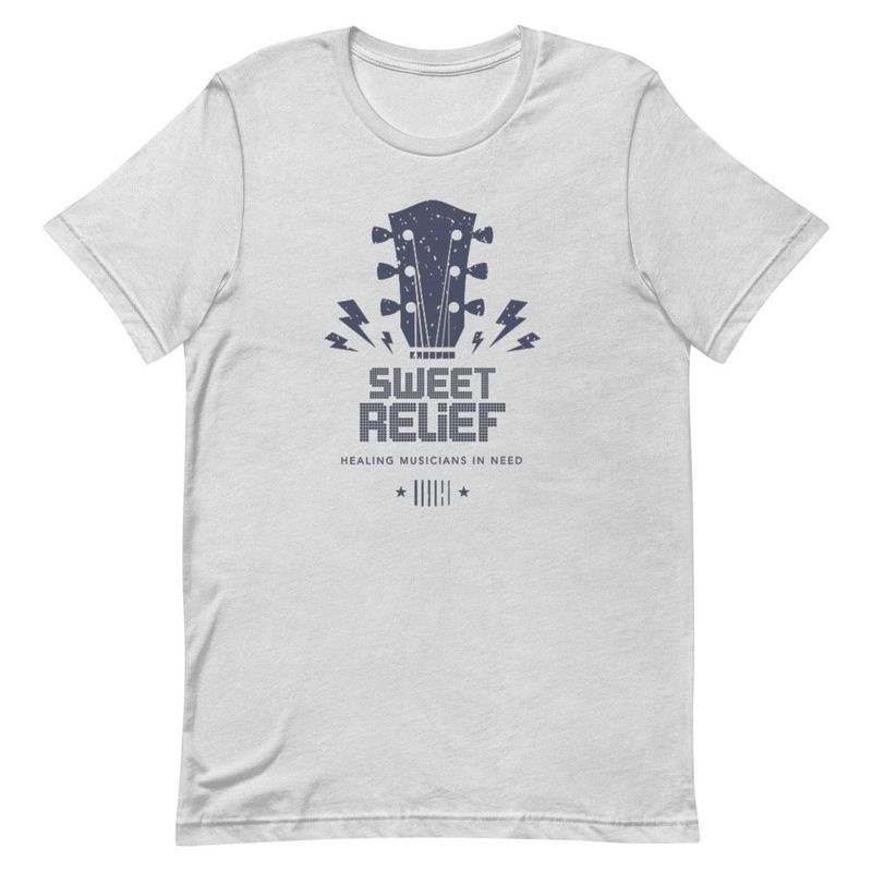Tento obrázek vydaný společností Sweet Relief ukazuje tričko, jeden z mnoha reklamních předmětů s hudební tematikou, které prodává nezisková organizace Sweet Relief Musicians Fund ve prospěch kariérních hudebníků, kteří se snaží vyjít s penězi, když čelí nemoci, zdravotnímu postižení nebo problémům souvisejícím s věkem.
