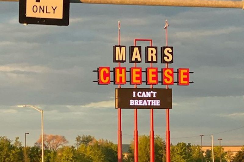 Mars Cheese Castle-skylten flammade upp med ett ovanligt politiskt budskap de senaste dagarna, föranledd av dödandet av George Floyd.
