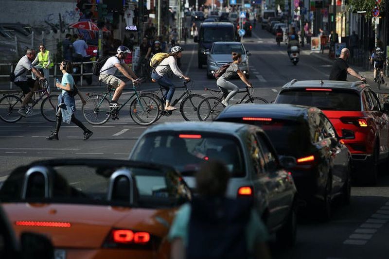 Elegir andar en bicicleta, caminar o tomar el transporte público en lugar de conducir puede reducir significativamente las emisiones de gases de efecto invernadero de una persona.