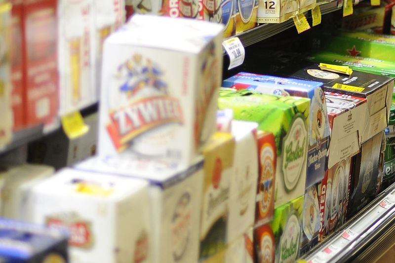 Pivo na prodej v chladicím boxu.