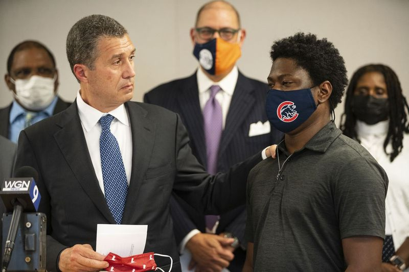 El abogado Antonio Romanucci, a la izquierda, habla el martes sobre la historia de Rashawn Lindsey de ser detenido por la policía y registrado sin motivo al anunciar una demanda colectiva en las oficinas legales de Romanucci & Blandin en 321 N. Clark St. en Loop.