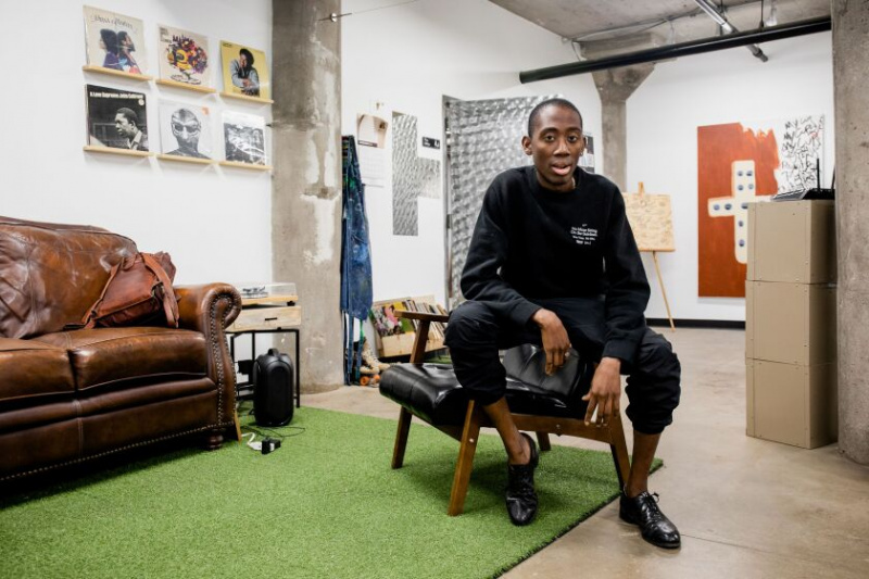   „Alt Space Chicago“ vienas iš įkūrėjų Jonas Vealas dirba menininkų kolektyvo St. Lucas studijoje Ostino rajone. Tikėjimu paremtas kolektyvas, sukūręs laisvą rinką pietų ir vakarų pusėse ir suteikęs bendruomenės erdvę, gavo 350 000 USD dotacijų tęsti savo darbą.