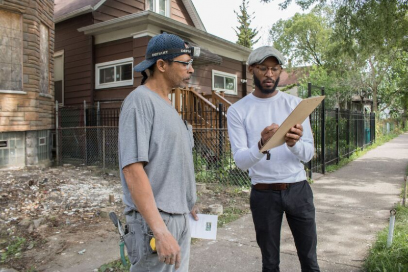  „Alt Space Chicago“ įkūrėjas Jordanas Campbellas (dešinėje) užregistravo Ostino gyventoją Richardą Stewartą, kad 2019 m. padarytų savo nemokamą portretą kaip „Project Stamp“ dalį.