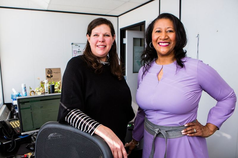 La directora ejecutiva de StreetWise, Julie Youngquist (izquierda), y Dorri McWhorter, directora ejecutiva de la YWCA Metropolitan Chicago, en la sede de Streetwise en Uptown.
