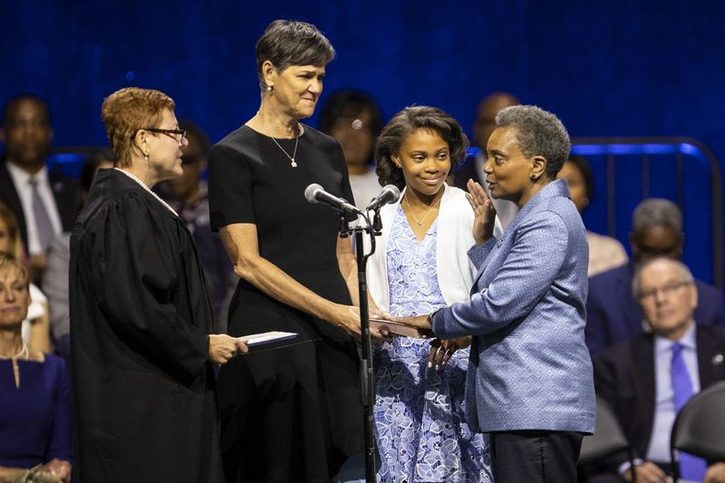 Zusammen mit ihrer Frau Amy Eshleman und ihrer Tochter Vivian wurde Lori Lightfoot am 20. Mai 2019 als Bürgermeisterin von Chicago in der Wintrust Arena vereidigt.