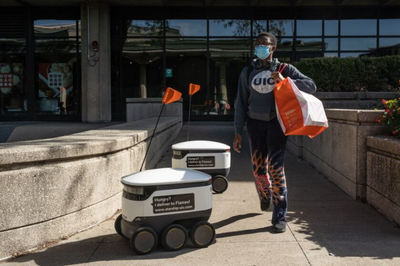  Los robots de entrega de alimentos de Starship están estacionados afuera del Centro de Estudiantes Este de Chicago de la Universidad de Illinois mientras esperan pedidos recientemente.