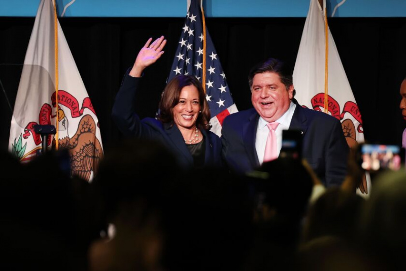   Vicepresident Kamala Harris deltar i en demonstration för att stödja Illinois demokrater med guvernör J.B. Pritzker i Chicago i september.