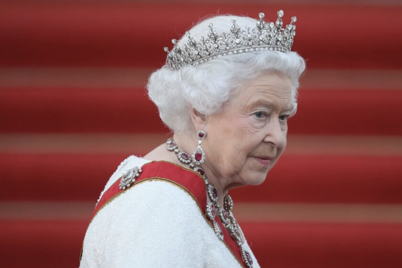   La reina Isabel II llega para un banquete de estado en su honor en el Palacio Schloss Bellevue durante una visita a Berlín, Alemania, el 24 de junio de 2015. Sean Gallup/Getty Images (foto de archivo)