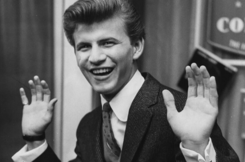   Bobby Rydell se ríe durante una recepción de prensa en Londres en 1961.