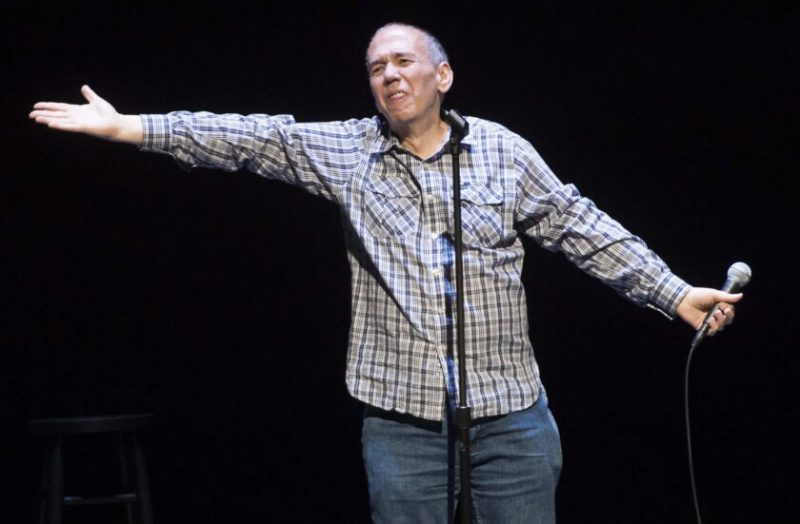   El comediante Gilbert Gottfried se presenta en un evento benéfico de la Fundación David Lynch para veteranos con PTSD el 30 de abril de 2016 en Nueva York.