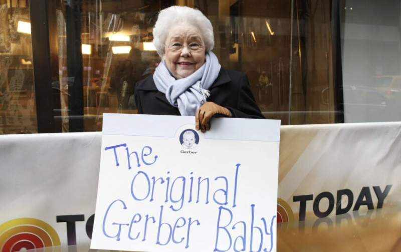   En esta foto proporcionada por Gerber, Ann Turner Cook, cuya cara de bebé lanzó el icónico logotipo de Gerber en 1931, llega al programa 'Today' de NBC para anunciar al ganador de la Búsqueda de fotos de la Generación Gerber 2012 en la ciudad de Nueva York. | punto de acceso