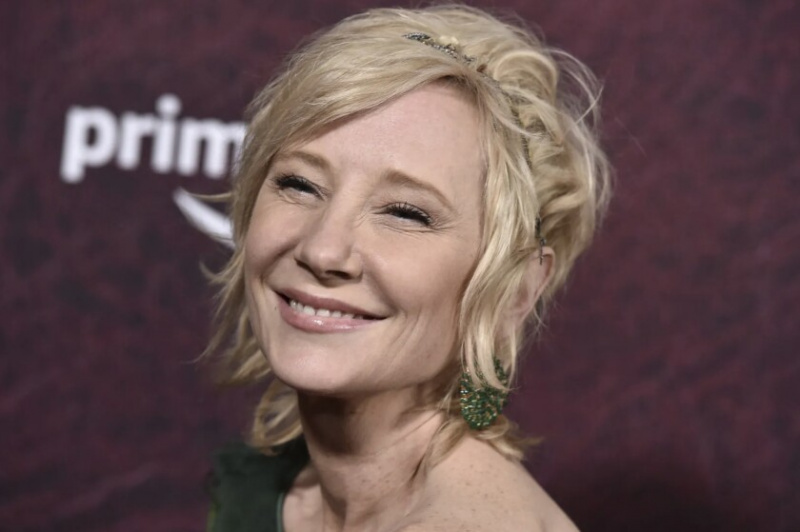   Anne Heche llega al estreno de “The Tender Bar” en 2021, en el TCL Chinese Theatre de Los Ángeles. Heche estuvo en el hospital el sábado después de un accidente en el que su automóvil se estrelló contra una casa y estallaron llamas, dijo un representante del actor a la revista People. Jordan Strauss/Invision/AP