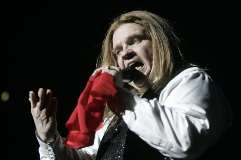   La estrella de rock Meat Loaf aparece en el escenario durante el primer concierto de su gira por Alemania en Hamburgo, norte de Alemania, el martes 12 de junio de 2007. El cantante murió el jueves a la edad de 74 años.AP