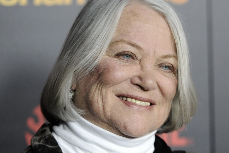   Louise Fletcher asiste al estreno en 2012 de la serie de Showtime 'Shameless', en la que interpretó a la dura madre de Frank Gallagher.