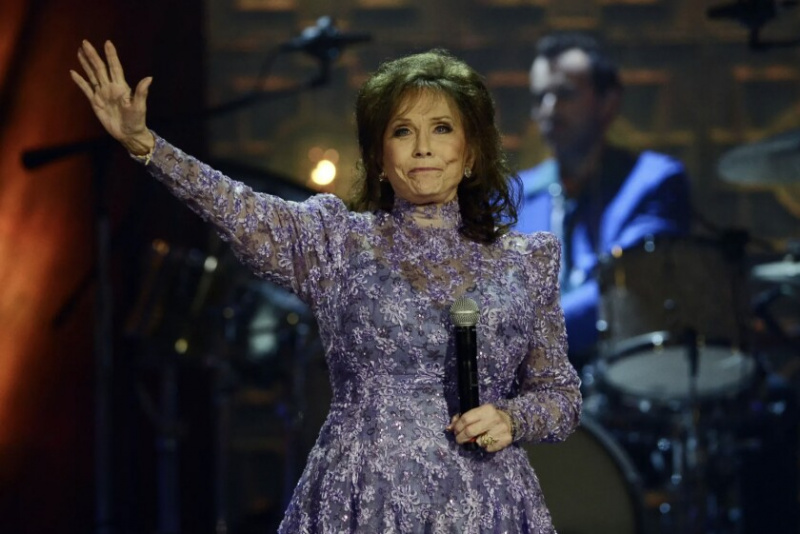   Loretta Lynn saluda a la multitud después de actuar durante el programa Americana Music Honors and Awards en 2014, en Nashville, Tennessee. Archivo de Mark Zaleski/AP