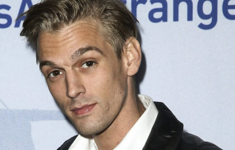   El cantante Aaron Carter llega al estreno de “Saints & Strangers” en el Saban Theatre de Beverly Hills, California, el 9 de noviembre de 2015. | punto de acceso