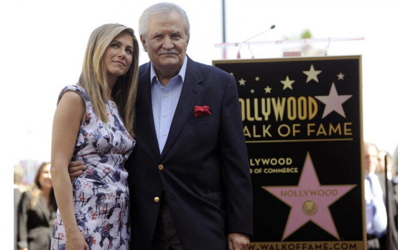   La actriz Jennifer Aniston posa con su padre, el actor John Aniston, después de recibir una estrella en el Paseo de la Fama de Hollywood en Los Ángeles en 2012. 