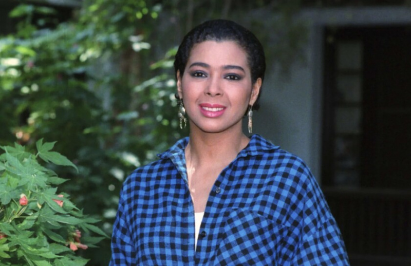   Irene Cara es fotografiada durante una entrevista en Los Ángeles, en 1990. 