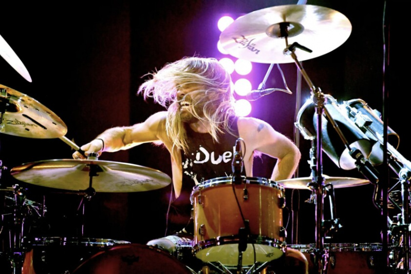   Taylor Hawkins de Foo Fighters se presenta con la banda en el escenario durante el concierto de rock alternativo iHeartRadio ALTer EGO 2021.