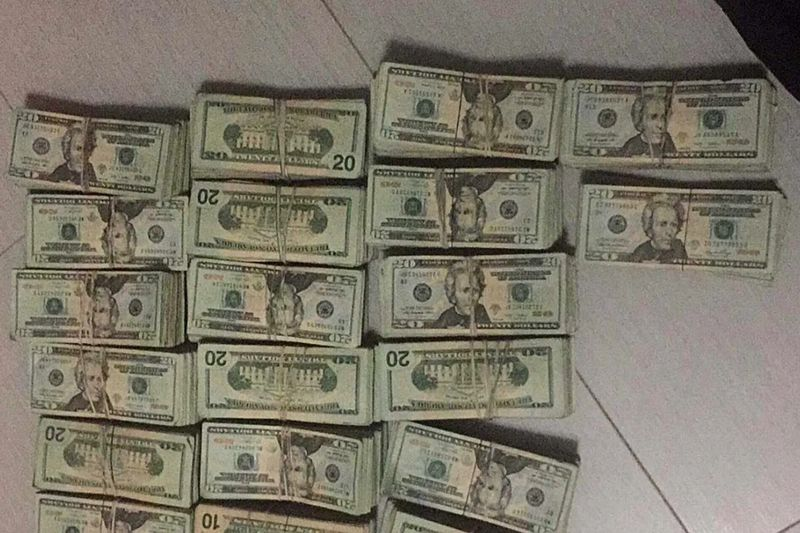 Seok Pheng Lim, un complice accusé de Sui Yuet Kong, a envoyé cette photo à un homologue chinois au Mexique pour montrer que 340 000 $ en espèces avaient été livrés par un courrier du cartel à un associé de blanchiment d