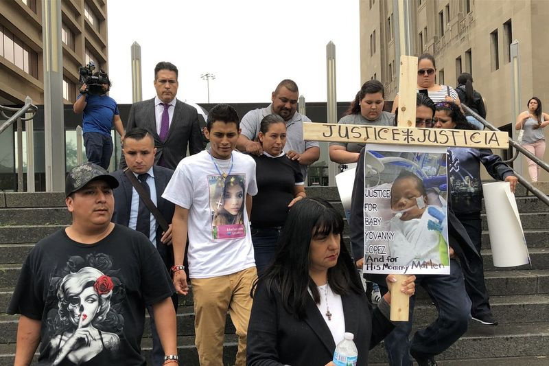 Clarisa Figueroa og datteren hennes, Desiree, og medtiltalte Piotr Bobak erklærte seg ikke skyldig i drapet på Marlen Ochoa-Lopez. Yovani Lopez forlater tinghuset etter en høring i drapssaken.
