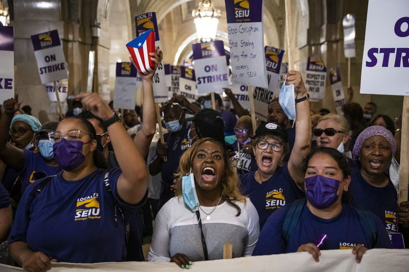 Pracownicy komórki SEIU 73 powiatu Cook County strajkują po raz piąty na wiecu w budynku Cook County w Loop, we wtorek po południu.