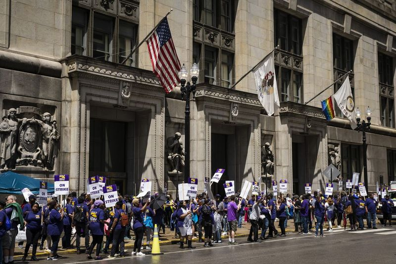 Uderzający robotnicy z Lokalu 73 SEIU Cook County zbierają się przed budynkiem Cook County Building przy 118 N. Clark St. w pętli, wtorek, 29 czerwca 2021 r.