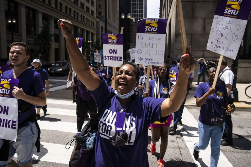 Uderzające pracowników komórki 73 Lokalu SEIU Cook County maszeruje wokół budynku Cook County Building przy 118 N. Clark St. w pętli, wtorek, 29 czerwca 2021 r.