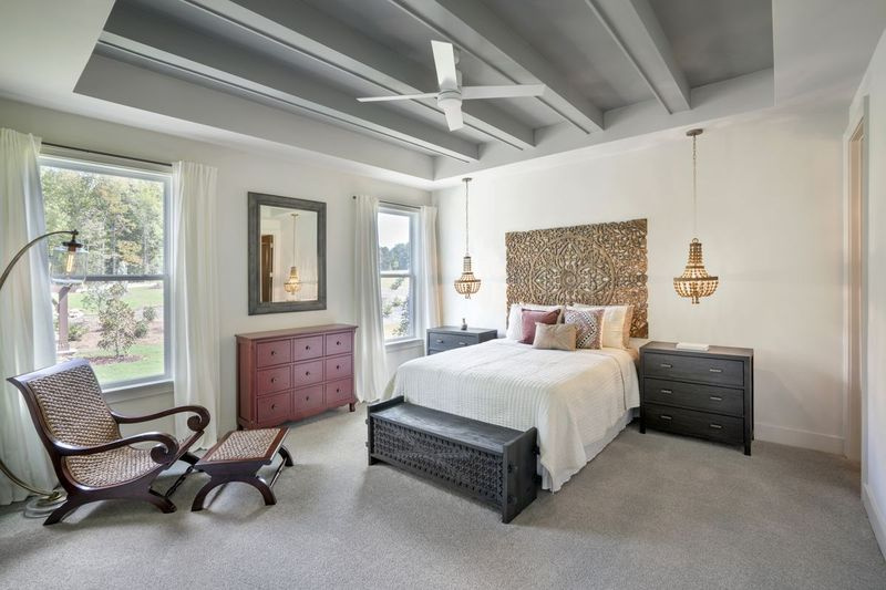 Et soveværelse i boligen med et malet bjælkeloft fotograferet i Ashton Woods Ridgefield Farms-samfundet i Raleigh, N.C.