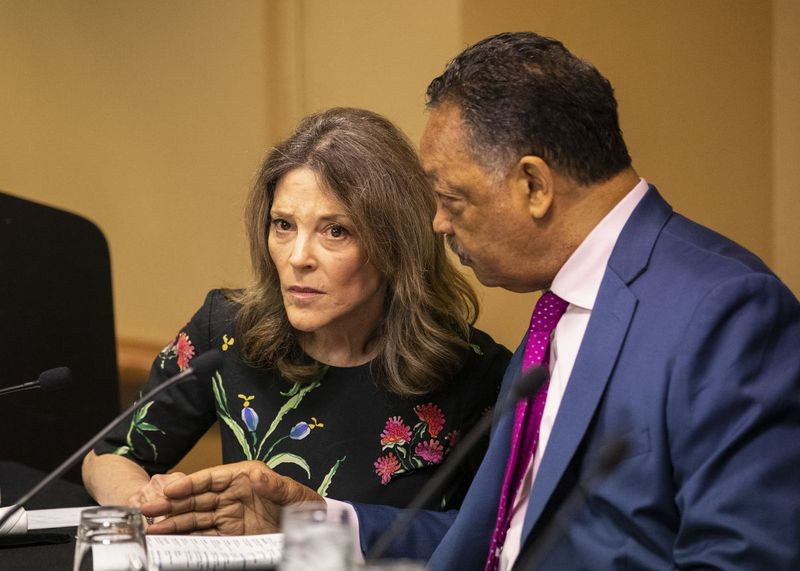 Predsedniška kandidatka Marianne Williamson govori s častnikom Jessejem Jacksonom.