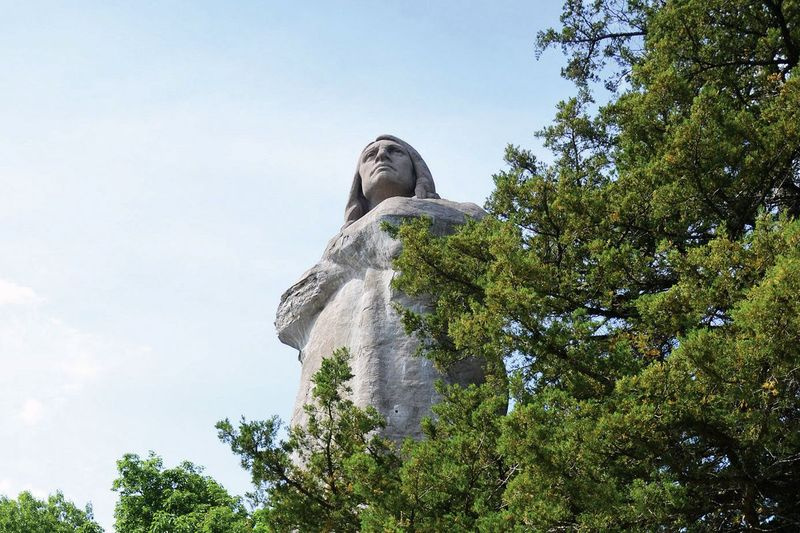 Der Eternal Indian, informell als Black Hawk bekannt, überblickt den Rock River im Ogle County, etwa 145 km westlich von Chicago.