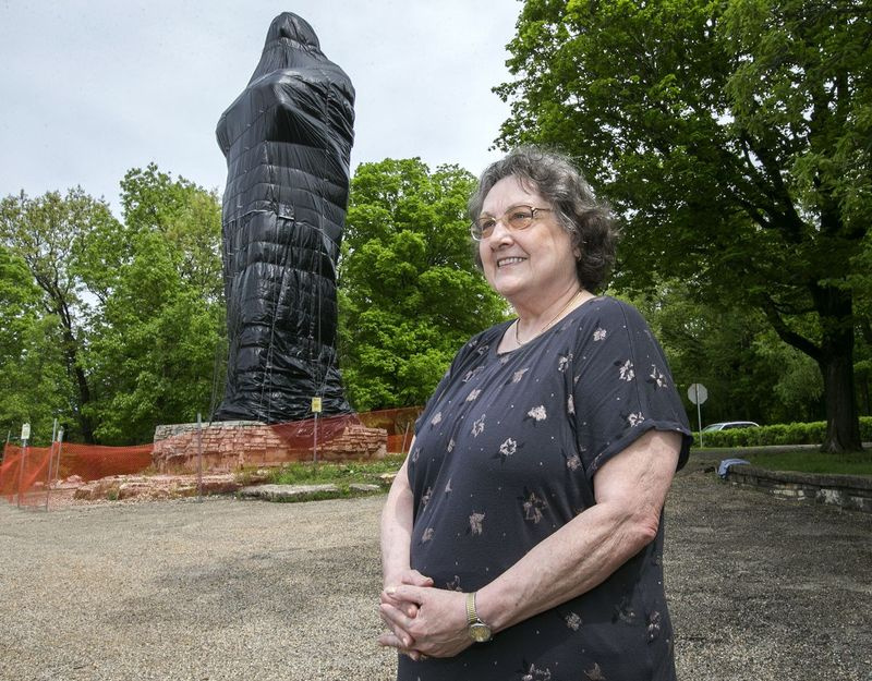 Jan Stilson wird 2018 in der Nähe des 48 Fuß hohen Wahrzeichens der Eternal Indian in Oregon gezeigt. Krank.