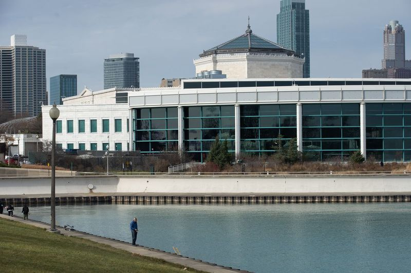 En mann fisker i Lake Michigan på det stort sett tomme Museum Campus fredag ​​20. november, den første dagen hvor strengere COVID-19-tiltak trådte i kraft. Museer er blant de offentlige rom som er beordret til å stenge for å bidra til å dempe spredningen av koronaviruset.