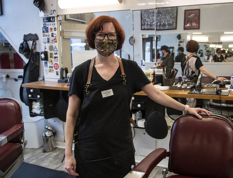 Frisør Tara Williams har jobbet på Esquire Barber Shop i Andersonville i 12 år.