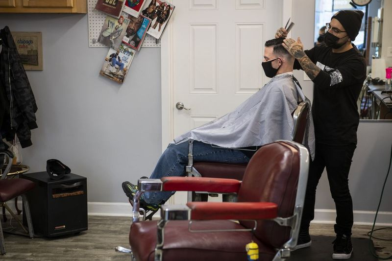 Esquire Barber Shop i Andersonville på fredag. Salongens eier sa at kundene har tilpasset seg internettreservasjoner og venter utenfor til det er deres tur.
