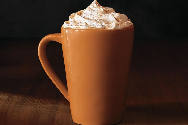 Le latte à la citrouille et aux épices revient chez Starbucks à partir de mardi.