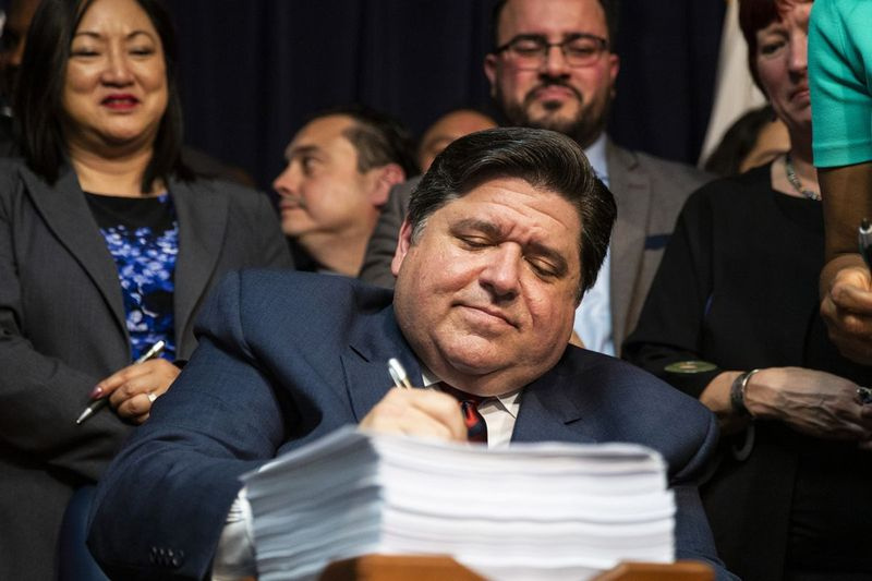 Il governatore J.B. Pritzker firma il piano Rebuild Illinois in legge 28 giugno 2019.