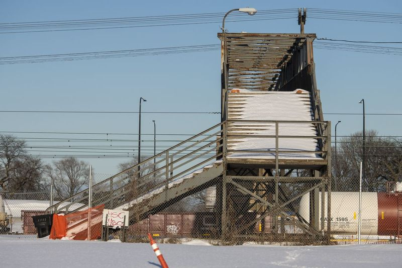 El puente peatonal de la calle 43 que pasa sobre Lake Shore Drive está en proceso de ser demolido por el Departamento de Transporte de Chicago, el martes 9 de febrero de 2021. La demolición se llevará a cabo para construir uno nuevo y más accesible.