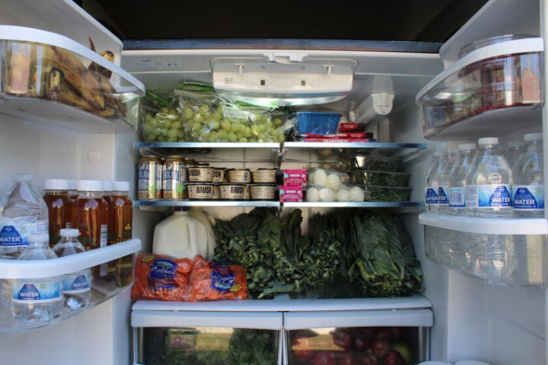   Hladilnik Englewood Love Fridge je založen z vrečkami zelenega grozdja, izborom kruha, vrči mleka, korenjem, jabolki, jajci, slanino in še več.