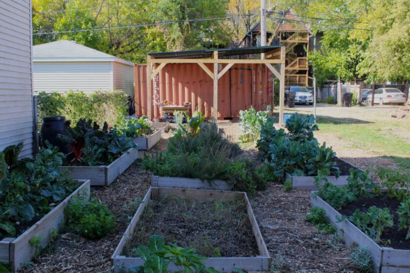   The Libations to the Ancestors Garden poleg hladilnika Englewood Love Fridge prav tako upravlja Getting Grown Collective. Na vrtu je pritrjena zgradba, v kateri so nameščeni sončni kolektorji, ki napajajo Love Fridge na 6344 S. Morgan St.