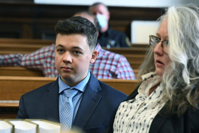 Kyle Rittenhouse comparece a uma audiência preliminar no Tribunal do Condado de Kenosha em Kenosha, Wisconsin, na segunda-feira, 25 de outubro de 2021. Rittenhouse está sendo julgado por atirar em três pessoas durante um protesto contra a brutalidade policial em agosto de 2020.