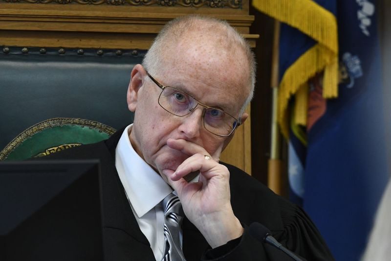 O juiz do Tribunal Bruce E. Schroeder escuta durante a audiência pré-julgamento de Kyle Rittenhouse no Tribunal do Circuito de Kenosha, segunda-feira, 25 de outubro de 2021, em Kenosha, Wisconsin. Rittenhouse atirou em três pessoas, matando duas delas, durante um protesto contra a brutalidade policial em Kenosha em agosto de 2020.